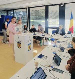 În Diaspora au fost înregistrate şi incidente electorale. În Italia, la Roma, carabinierii au intervenit după ce prin preajma unei secţii de votare trecea un autoturism din care se striga numele candidatului AUR la prezidenţiale, iar în Anglia, la secţia de votare Harow 3, cetăţenii români aflaţi la coadă în curtea bisericii unde era amenajată secţia de votare au strigat de mai multe ori "George Simion". (Sursa foto: facebook / Ambasada României în Italia)